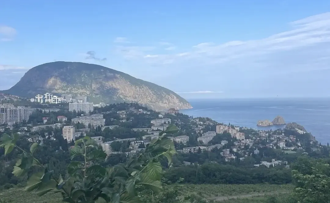 Панорама Гурзуфа: бухта, гора Аю-Даг и скалы Адалары
